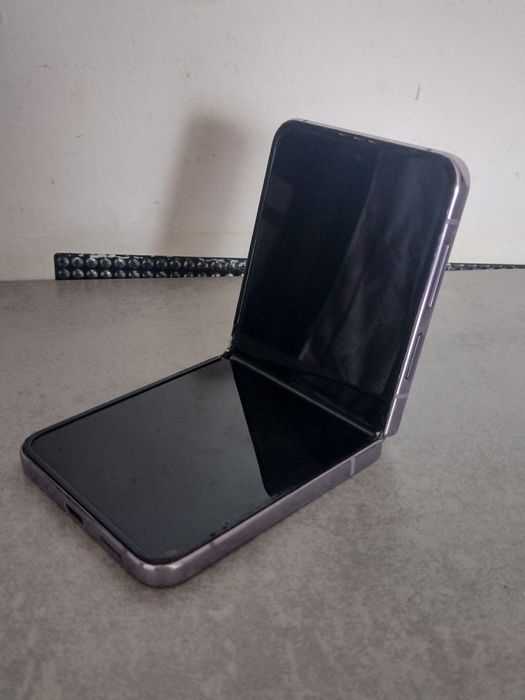 Vand Samsung flip 4 pentru piese URGENT