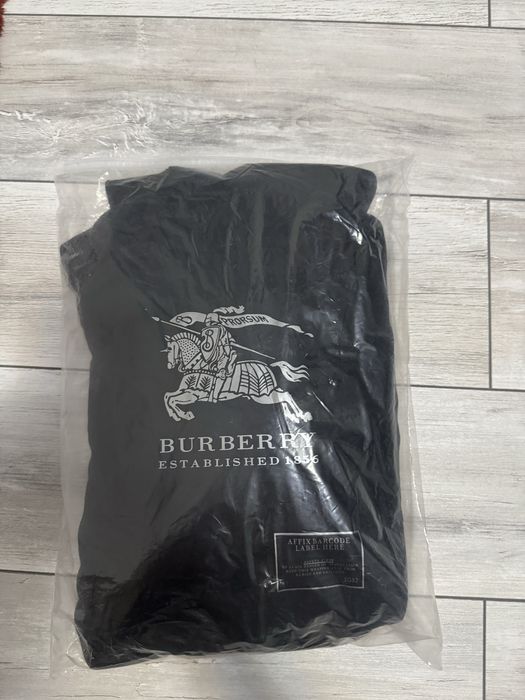 Bluza Burberry cu eticheta