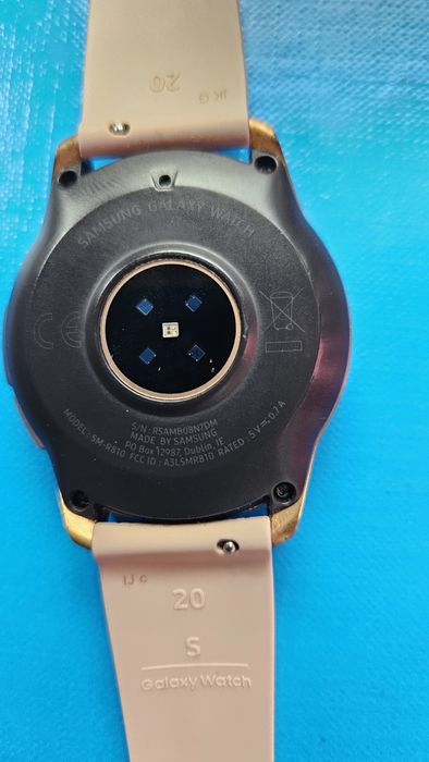 Продавам смарт часовник Samsung Galaxy Watch 42mm Rose Gold SM-R810