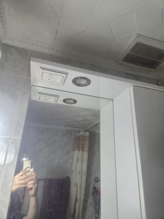 Продам зеркало со шкафчиком для ванной