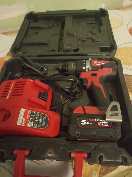 Vând trusa (bormașină) Milwaukee m 18