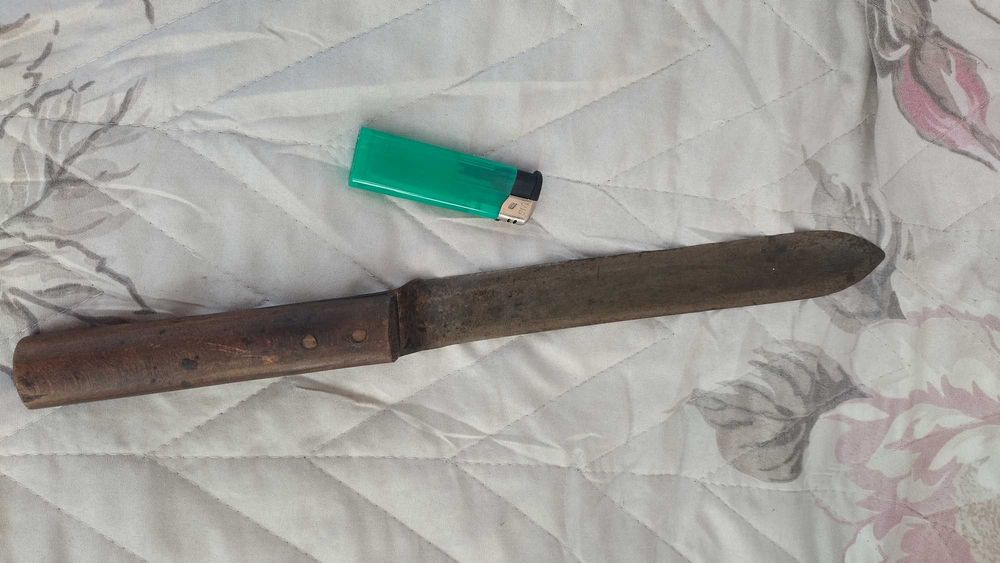 Пчеларския нож, Стара поставка за 
ютия и туристическо шише