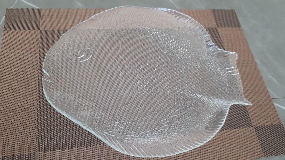 Стеклянная посуда в виде блюда.