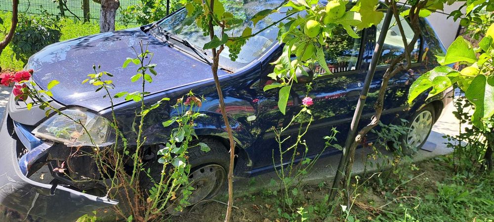 Vând Logan avariat în stânga față