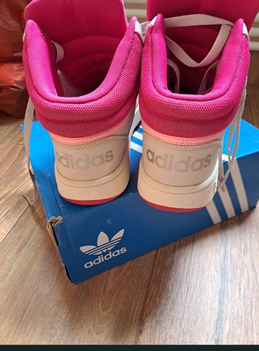 Vând ghete marca Adidas