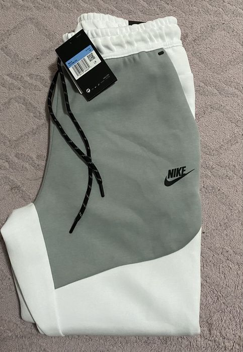 Pantaloni Nike Tech