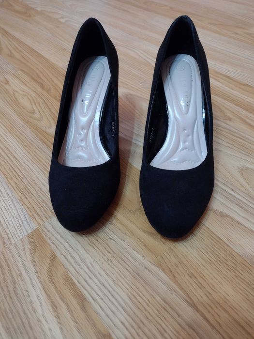 Елегантни черни обувки