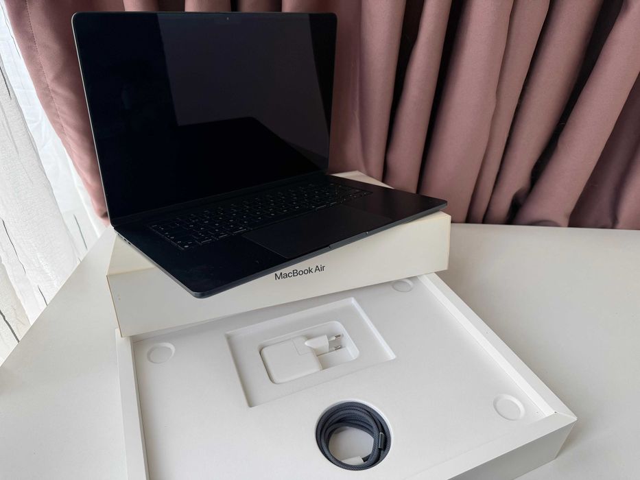 Macbook Air M3 15.3" 2024 8Gb RAM 256Gb SSD