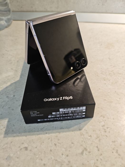 Продавам Samsung galaxy z flip 5