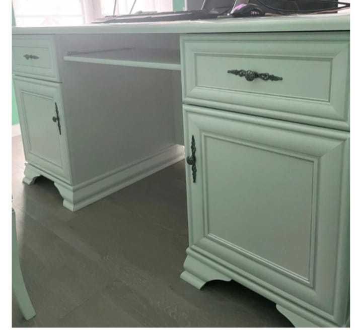 Письменный стол в хорошем состоянии