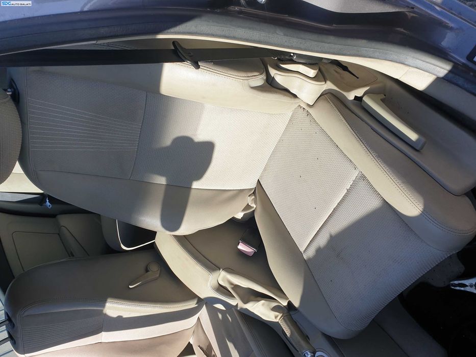 Scaun Semi Piele Crem Textil Fara Incalzire Stanga Fata Sofer Manual Renault Megane 3 2008 - 2016 [K4156]