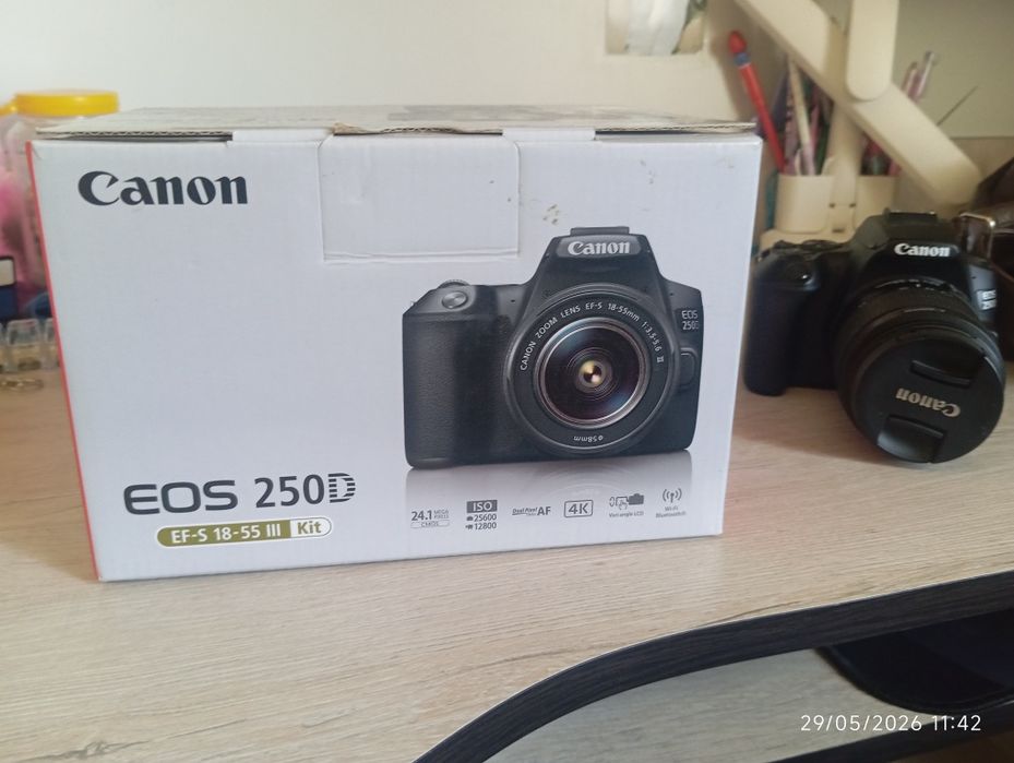 Canon EOS 250D fotoapparati