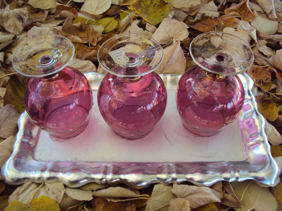 Ретро цветни червени чаши от калиево стъкло