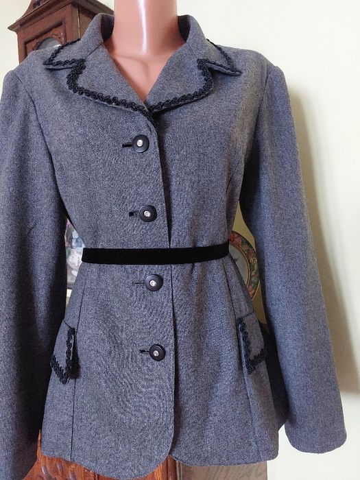 Redus! Costum elegant din stofa de lana 100%,