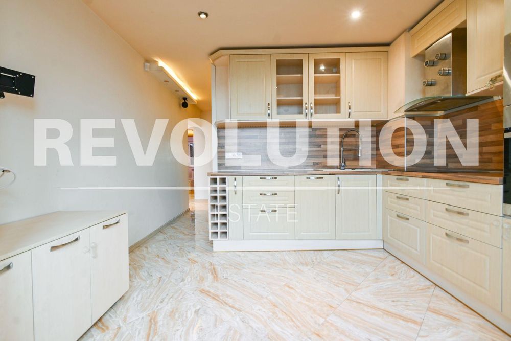 Продава се Тристаен апартамент в София, Люлин 9 - 84 кв.м за 1451 €/кв.м - Снимка #1