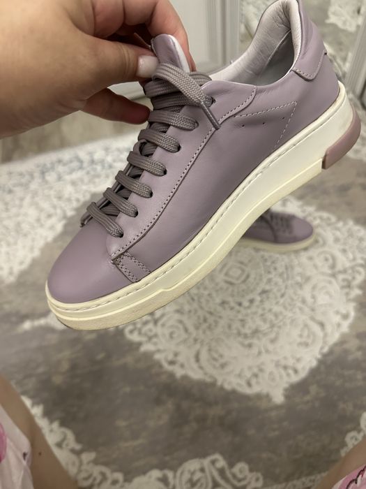 Продам женские кроссовки