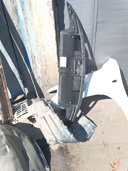 Продам, решетку , капот