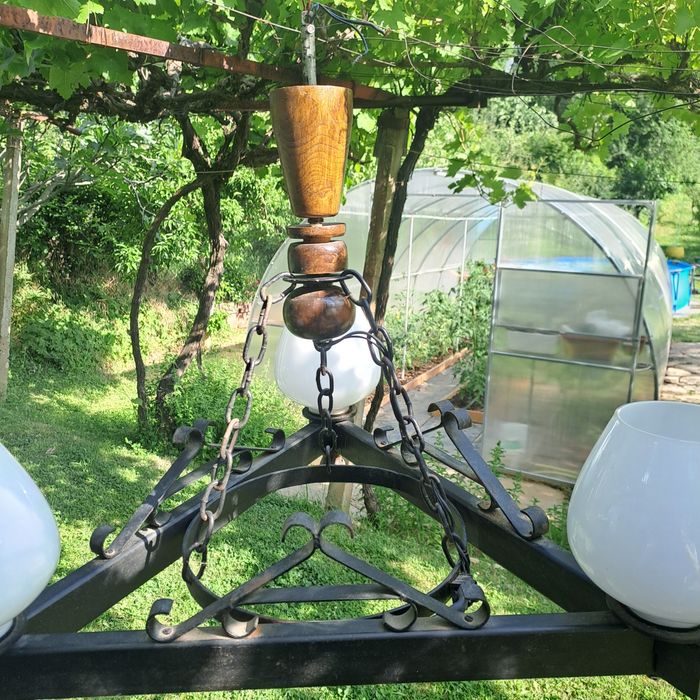 Полилей от ковано желязо и дърво