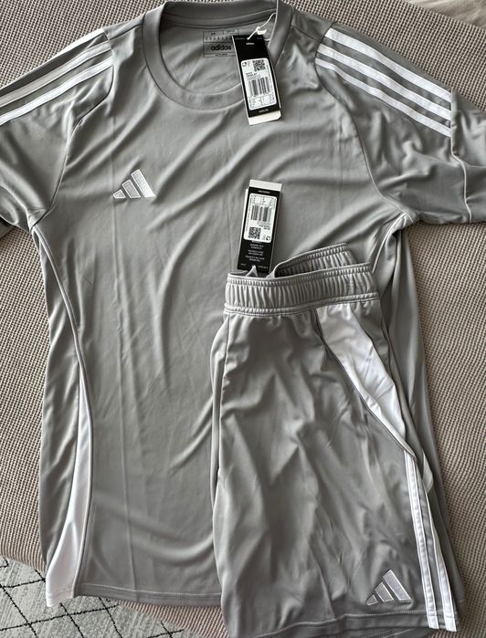 Комплект тениска и шорти adidas