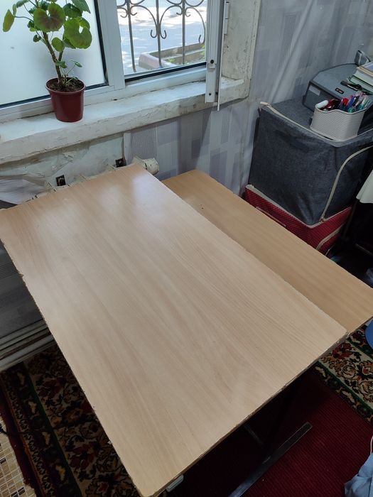 Kompyuter va o'qish stoli