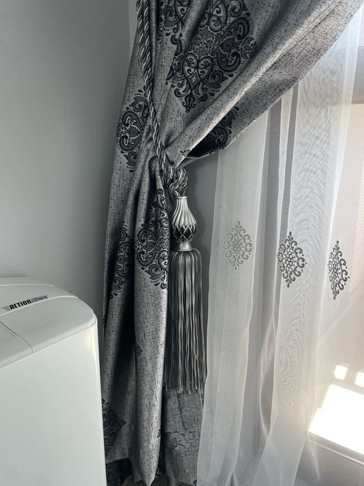 Пердета, сиво с бяло