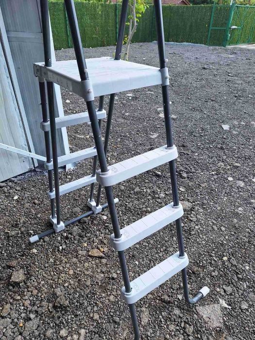 Продавам стълба за басейн