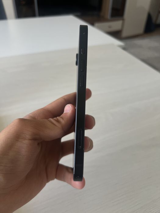 продам IPhone 16e