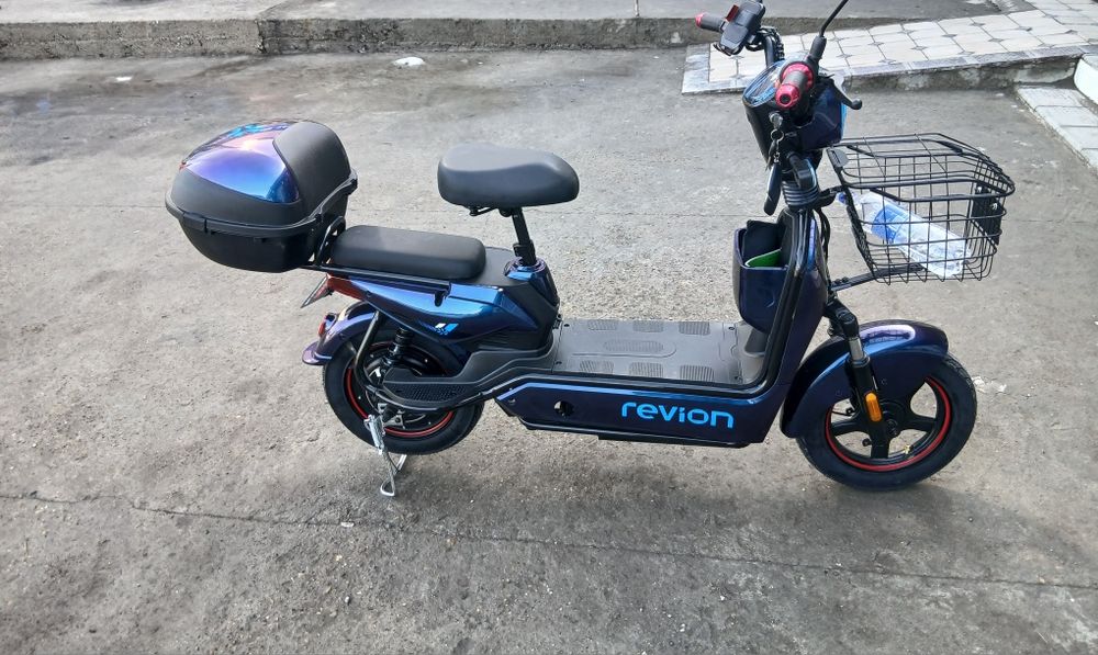 Revion skuter elektronni