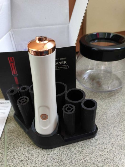 Нов електрически почистващ уред за четки за грим