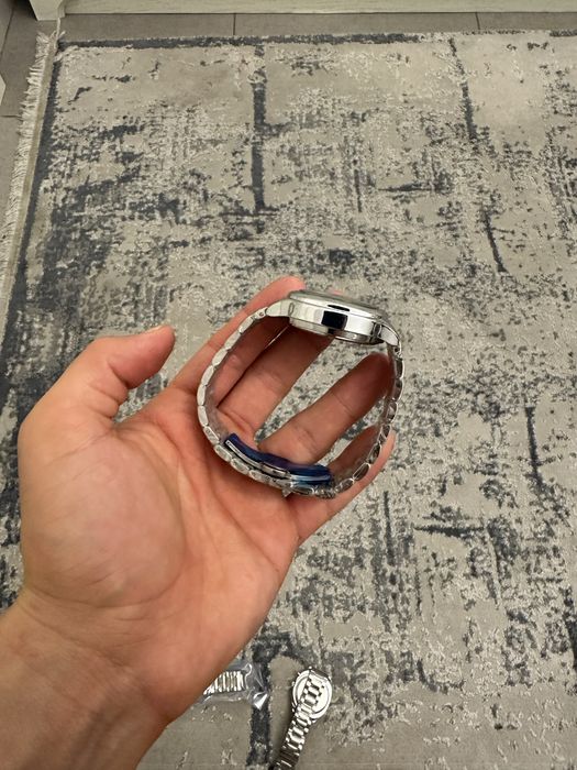 Японские часы со стильным циферблатом