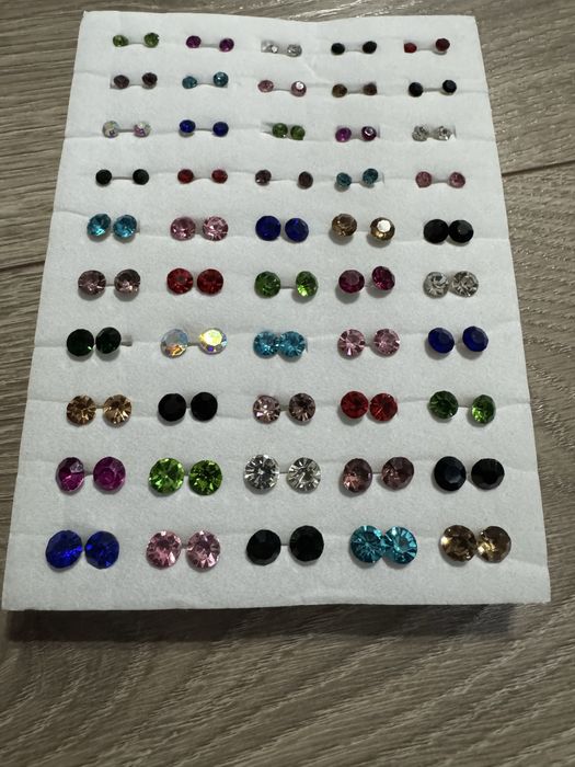 Cercei cu pietre mici