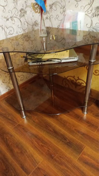 Столик из стекла под тв