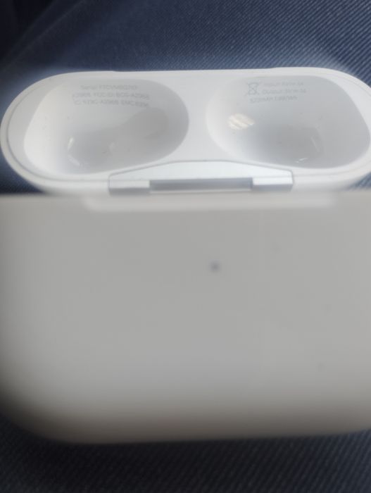 Airpods pro кейс а идеальном состоянии