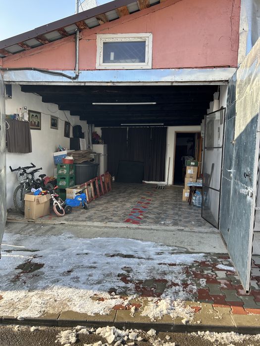 Proprietar nu concesiune.Garaj str 8 Martie  toate utilitatile 2 camere lumina,apa,canalizare ,beci,pod!