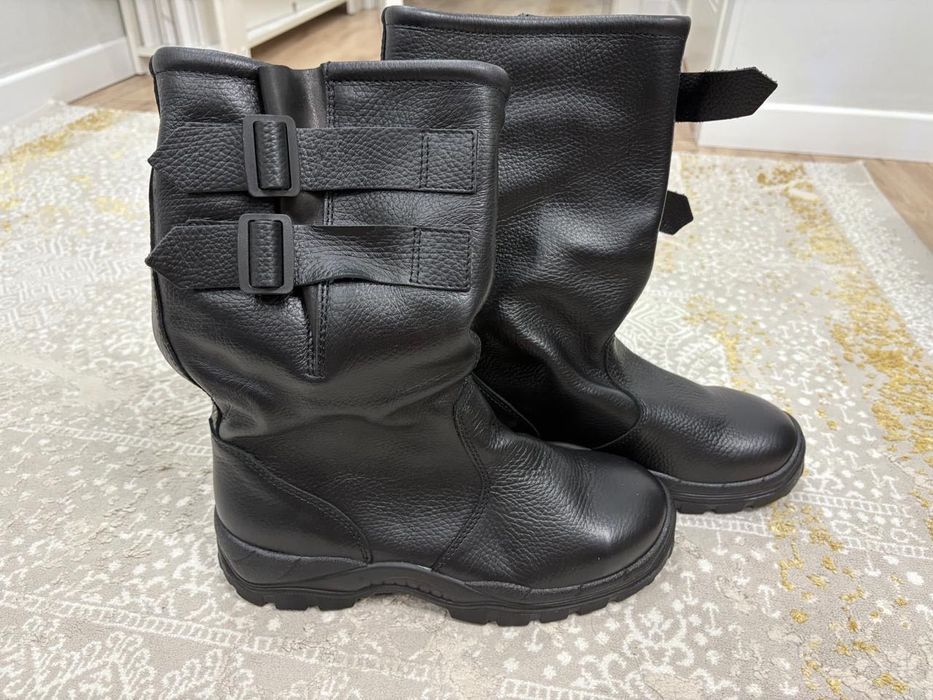 Спец. Одежда и кожаные сапоги