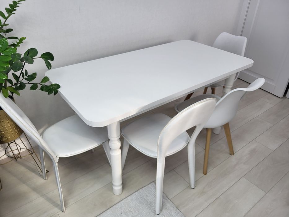 Продам стол кухонный и 4 стулья