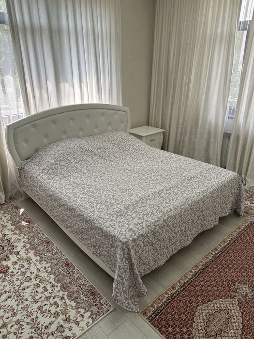 Спальная кровать и тумбочка
