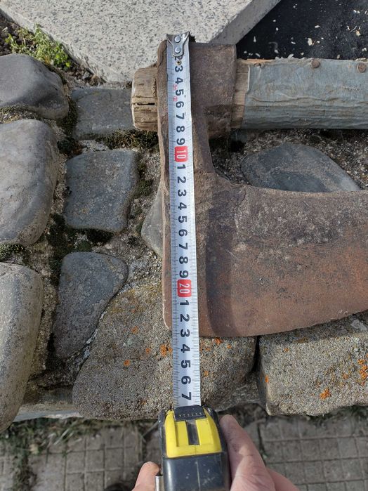 Огромна стара брадва за колекция