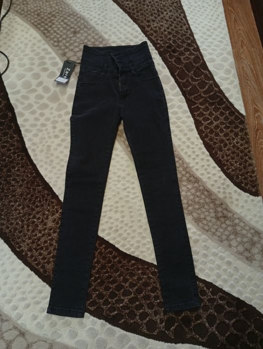 Продам джинсы на девочку.