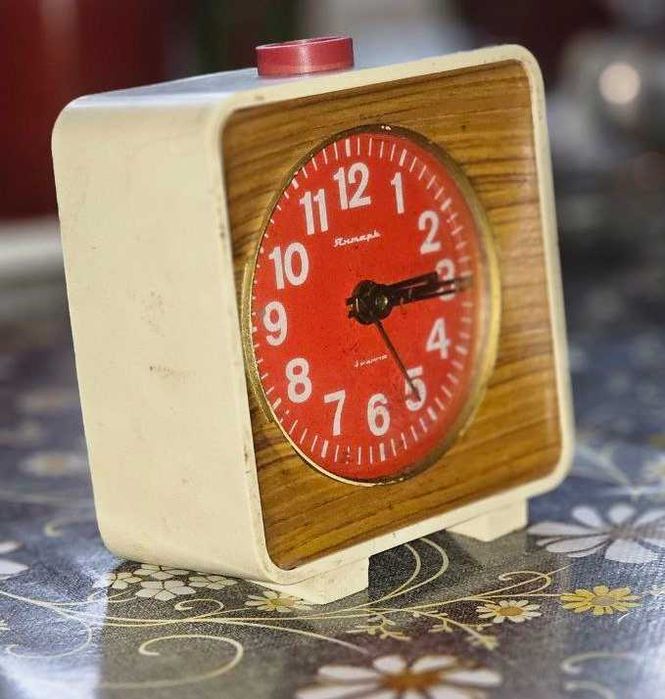 Часы-будильник "Янтарь"