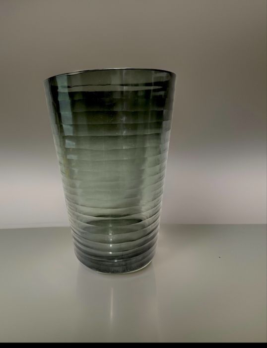 Стъклена ваза за цветя