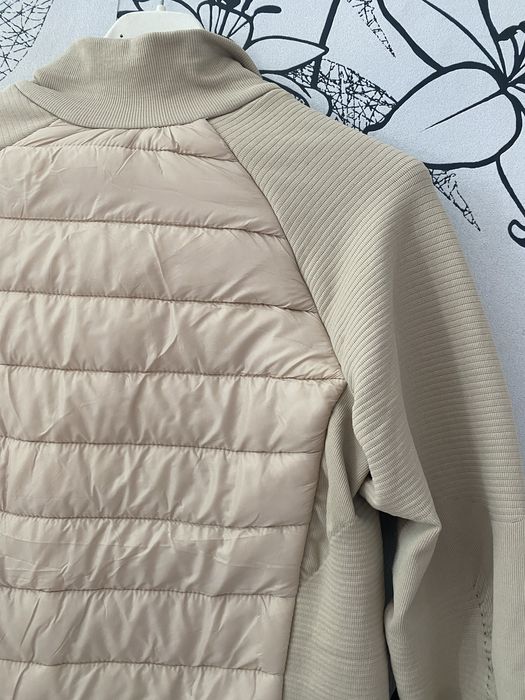 Стилно дамско яке в бежов цвят, чисто ново