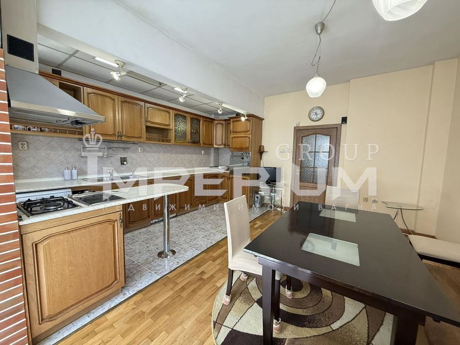 Дава се под наем Тристаен апартамент в Варна, Спортна зала - 90 кв.м за 714 € - Снимка #1