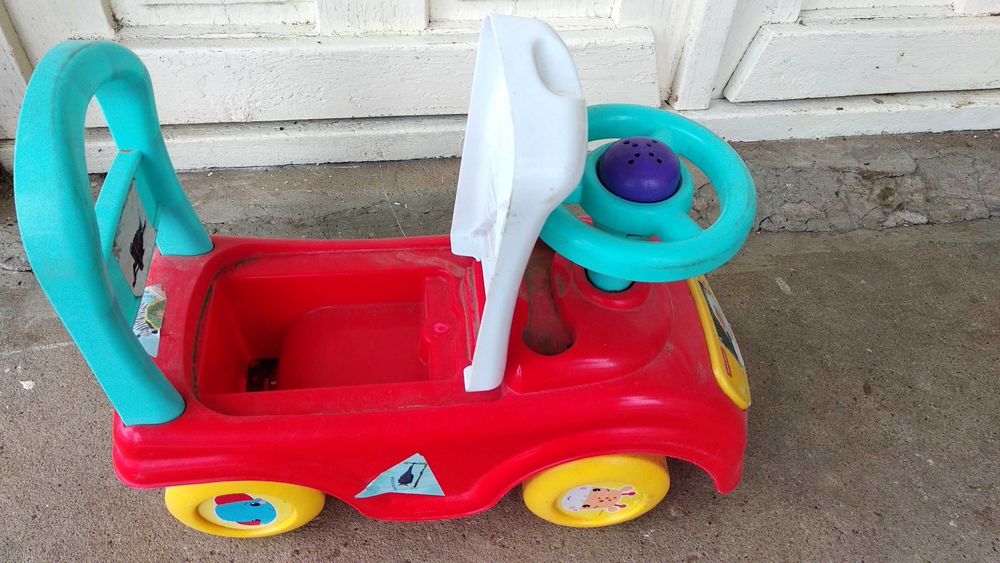 Подарява детска количка за бутане с крака