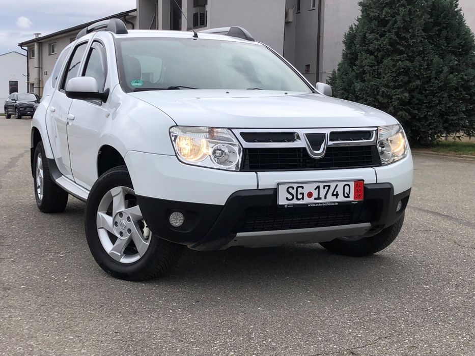 Dacia Duster an 2011 diesel  motor 1.5 dci 107cp clima piele senzori parcare incalzire scaune euro 5