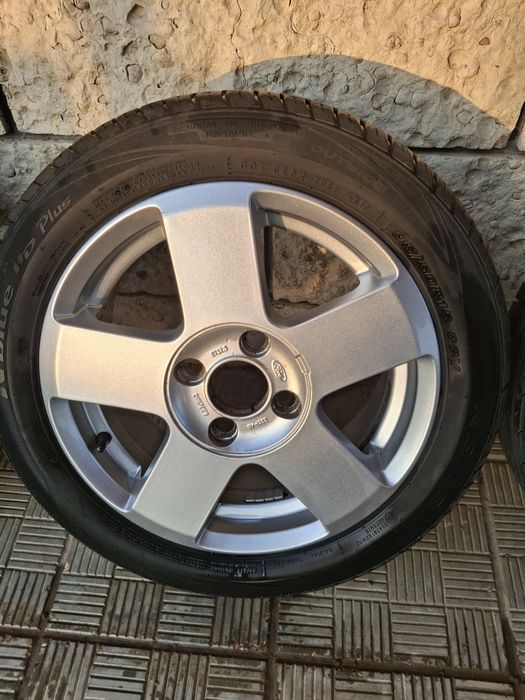 Оригинални джанти Форд 15 цола с летни гуми.