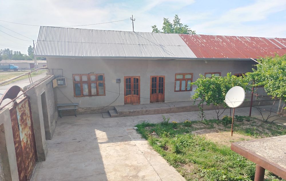 Hovli uy joy sotiladi