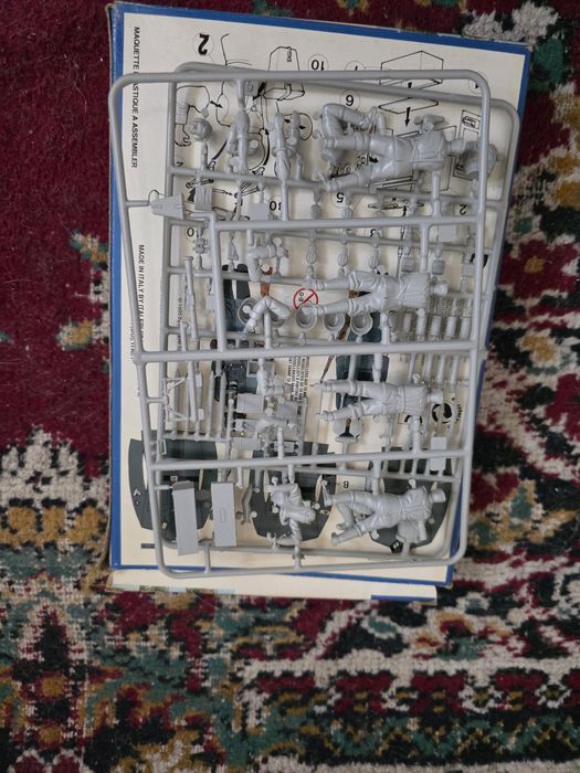 Machetă soldați, cu planul de construire