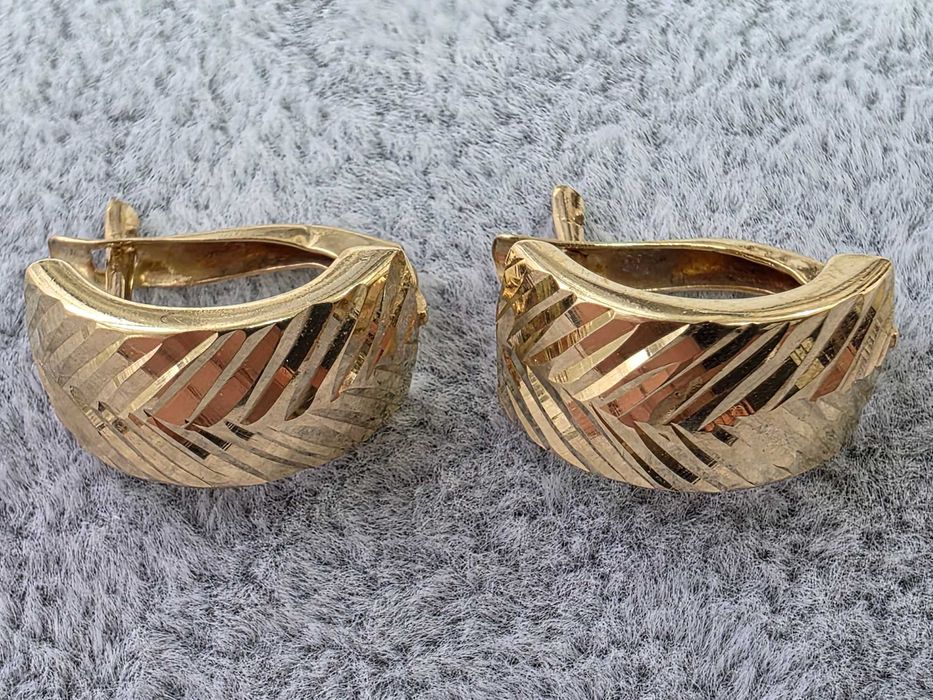 Cercei damă din aur 14K, 1,96 g, design texturat elegant cu linii diagonale, stil modern și rafinat