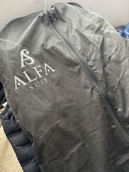 Бежов костюм с оранжеви елементи